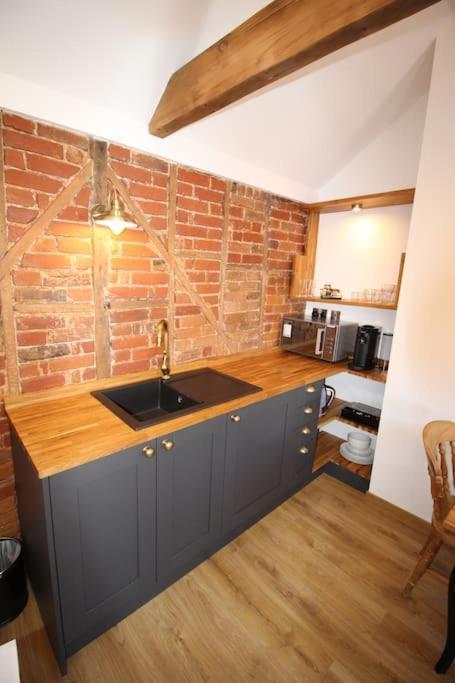 Apartment 6 At Number 8: City Centre, 1 Bedroom, Sofa Bed In Lounge Cantorbéry Extérieur photo
